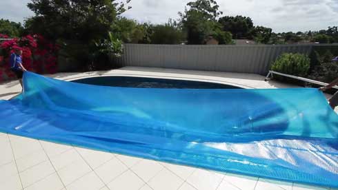 solar blanket pool bubbles down to water