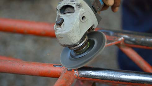 Angle grinder disc for uneven surfaces