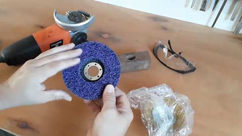 Grinding discs for an angle grinder