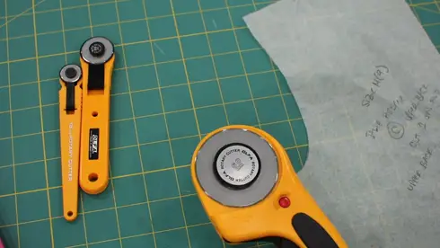 Ergonomic rotary cutter for sewing